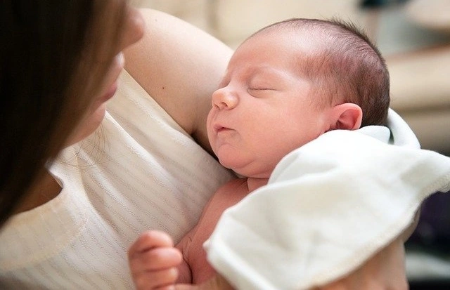 Мазок з маминими мікробами може покращити розвиток мозку у немовлят після кесаревого розтину.