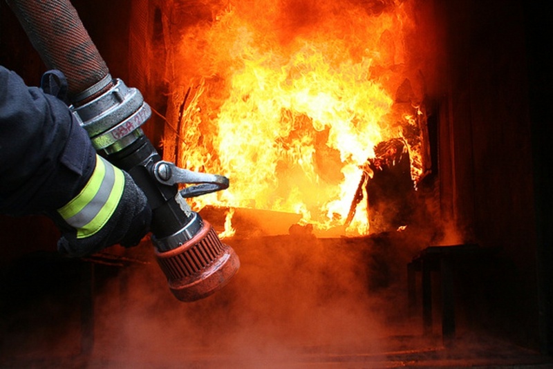 У Хмельницькому на пожежі в квартирі надзвичайники врятували четверо дорослих та немовля