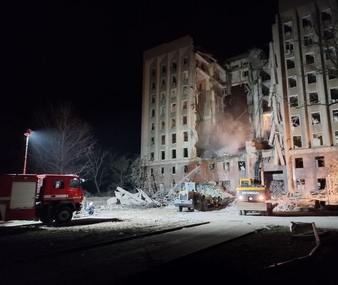 Рятувальні роботи після влучання ракети окупантів у будівлю Миколаївської ОДА тривають досі